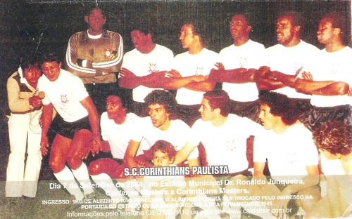 Este é um cartaz promocional produzido pela Caldense, de Poços de Caldas, em 2004, para chamar o público da cidade e região a acompanhar uma partida festiva entre os masters da própria Caldense e do Corinthians. Evidentemente que quase nenhum dos jogadores que estão na foto entrou no gramado do estádio Ronaldo Junqueira para atuar. Mas como a propaganda é a alma do negócio.....Este Corinthians do final da década de 1970 tem, em pé, Jairo, Zé Maria, Djalma, Amaral, Caçapava e Wladimir; agachados vemos Vaguinho, Basílio, Sócrates, Palhinha e Wilsinho