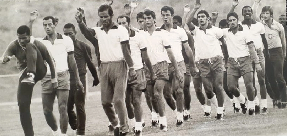 Preparação da seleção brasileira para a Copa de 1970. Da esquerda para a direita, veja Jairzinho, Carlos Alberto Torres, Pelé (encoberto), Brito, Gérson, Piazza, Fontana, Rogério, Rivellino, Marco Antônio, Ado e Edu