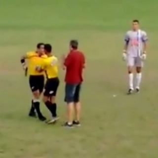 Árbitro saca a arma e ameaça jogador durante partida em Minas
