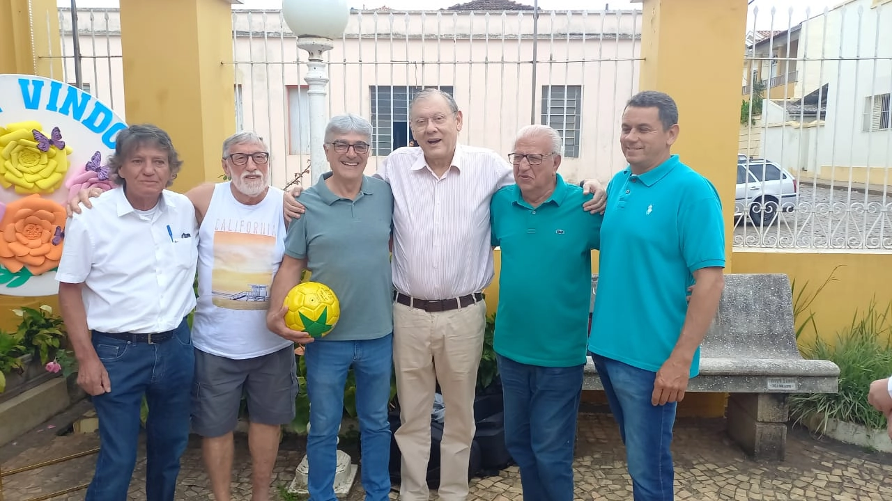 Em 23 de dezembro de 2022, na Casa da Cultura de Muzambinho, dia em que foi inaugurada a Sala Milton Neves, Maé, Édson Dino, Paulo Sérgio Magalhães, então prefeito de Muzambinho, Milton Neves, Jairo Paçoca e um muzambinhense