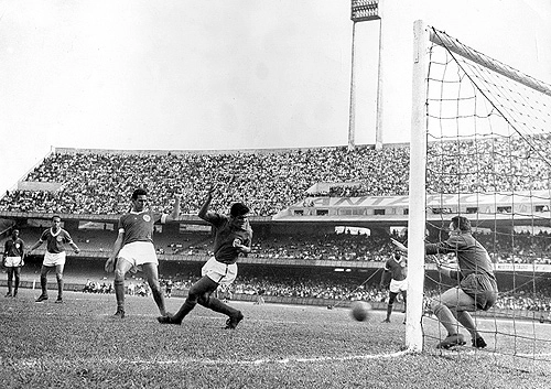 A Academia (1965) toma um gol de Dida (Portuguesa), no Morumbi incompleto. O goleiro é Valdir Joaquim de Moraes, Valdemar Carabina está batido e Djalma Santos (à direita), Zequinha e Ivair (à esquerda) observam e torcem.
