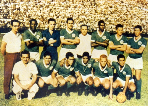 Vejam a saudosa Academia do Verdão em 1965, que conquistou o título do Torneio Rio-São Paulo. Em pé, da esquerda para a direita, temos personagem não identificado, Djalma Santos, Valdir, Valdemar Carabina, o grande treinador Filpo Nuñez, Djalma Dias, Dudu e Geraldo Scotto; agachados o massagista Reis, Gildo, Servílio, Tupãzinho, Ademir da Guia e Rinaldo