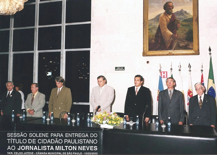 Câmara Municipal de São Paulo em 10 de fevereiro de 2003, dia em que Milton recebeu o Título de Cidadão Paulistano. Da esquerda para a direita, os dois primeiros são Joseval Peixoto e Dalmo Pessoa. O quarto é Milton Neves, seguido por Celso Jatene, Silvio Torres e Murillo Antunes Alves