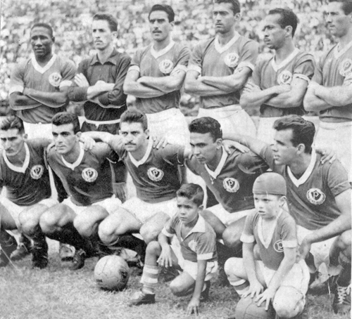 Agora, a foto daquele time de 59 em preto e branco. Em pé: Djalma Santos, Valdir, Valdemar Carabina, Aldemar, Zequinha e Geraldo Scotto. Agachados: Julinho Botelho, Nardo, Américo Murolo, Chinesinho e Romeiro