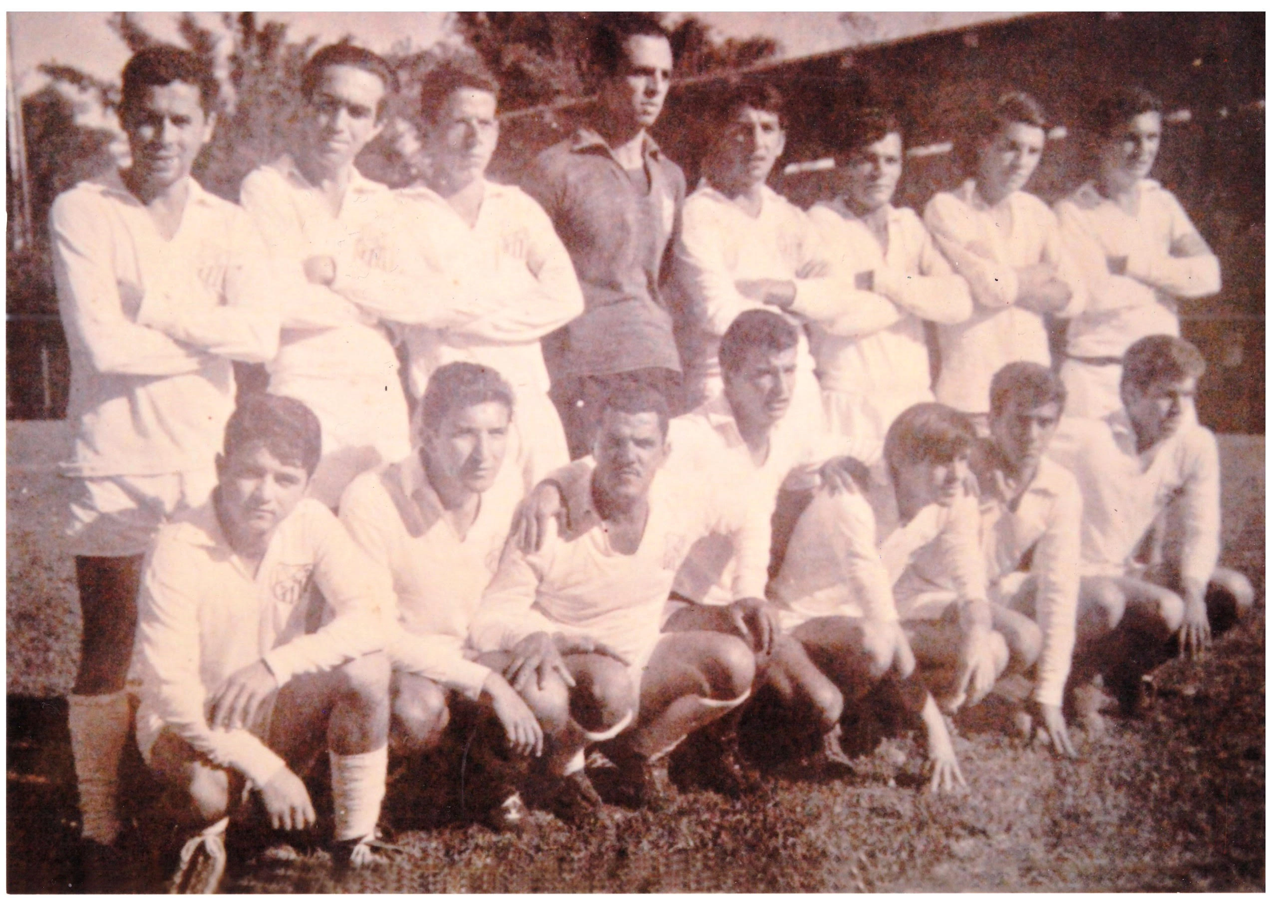  Associação Bancária de Muzambinho em 1972. Em pé, da esquerda para a direita: Griciel, Nubinho, João da Empresa, Celinho, Braga, Zé Santana, Maé, Heitor, Dinho Viola, Elcio, Biga, Braguinha, Reginaldo, Tubé e Carlinho Araujo. Foto enviada por Celinho