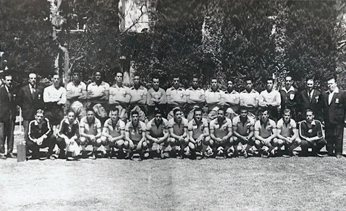 Na foto toda a delegação brasileira que disputou o Campeonato Panamericano de 1956. Em pé: Aneron, Vanzelotti, Valdir, Aírton, Ortunho, Duarte, Florindo, Sérgio, Ênio Rodrigues, Odorico, Sarará, Figueiró, Oreco, Paulinho, Gama Malcher, Miguel Lardiez e Derly Monteiro. Agachados: Biscardi, Moura, Chinesinho, Hercílio, Milton, Luizinho, Bodinho, Larry, Juarez, Ênio Andrade, Raul Klein e Chicão.
Fotos crédito: 1956, uma epopéia gaúcha- Livro de Eduardo Valls