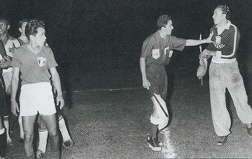 Os mexicanos provocaram os brasileiros, mas a tática não deu resultado. O escrete canarinho venceu por 2 a 1. Na foto: o massagista Moura protesta contra um jogador mexicano, mas é impedido de entrar em campo pelo 