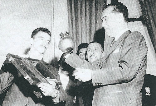 O Presidente da República Juscelino Kubitschek(1955- 1960) recebe o capitão da conquista do Pan de 56, Ênio Rodrigues, no Palácio do Catete no Rio de Janeiro. Fotos crédito: 1956, uma epopéia gaúcha- Livro de Eduardo Valls