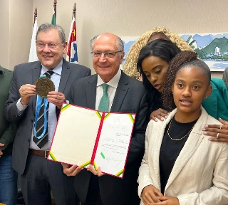 Milton Neves, Geraldo Alckmin e familiares do saudoso atleta. Foto: Fabrício Almeida