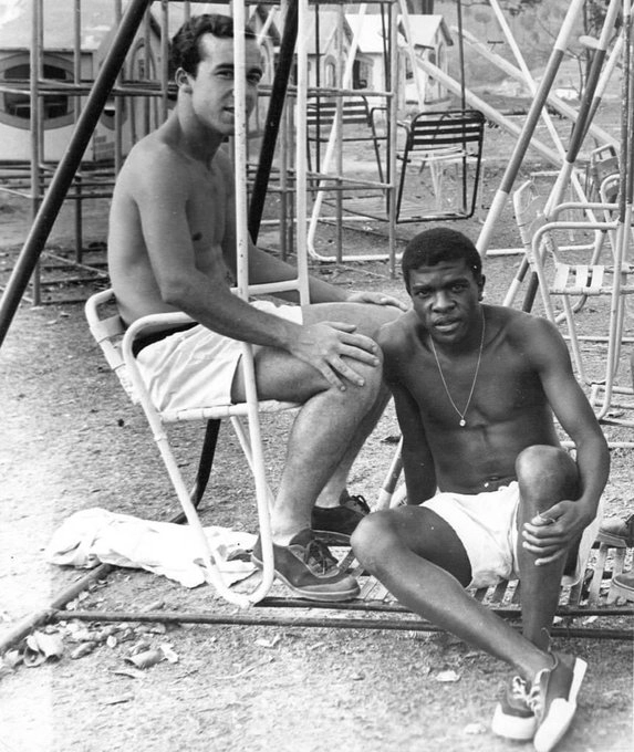 Os atacantes Tostão e Lacy, nos anos 60. A foto deve ter sido tirada em concentração da seleção mineira, já que Tostão era do Cruzeiro e Lacy defendia o Atlético-MG
