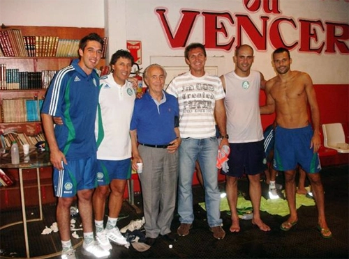 Esta foto histórica mostra o encontro de várias gerações de goleiros do Verdão. Foi tirada no dia 09 de fevereiro, após o Palmeiras bater o Guarani por 3 a 1 pelo Campeonato Paulista na cidade de São José do Rio Preto. Da esquerda para a direita estão Bruno, o então preparador de goleiros do clube Carlos Pracidelli, o consultor técnico Valdir Joaquim de Moraes, o ex-goleiro palmeirense Velloso e os excelentes Marcos e Diego Cavallieri. Foto: Palmeiras