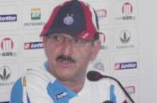 No Bahia, René Simões anuncia punição ao zagueiro Titi