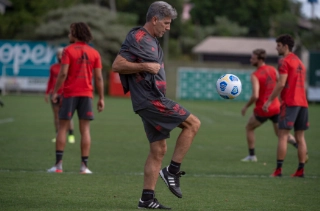 O técnico Renato Portaluppi mata saudades dos tempos de boleiro durante treino. Foto: Alexandre Vidal/Flamengo