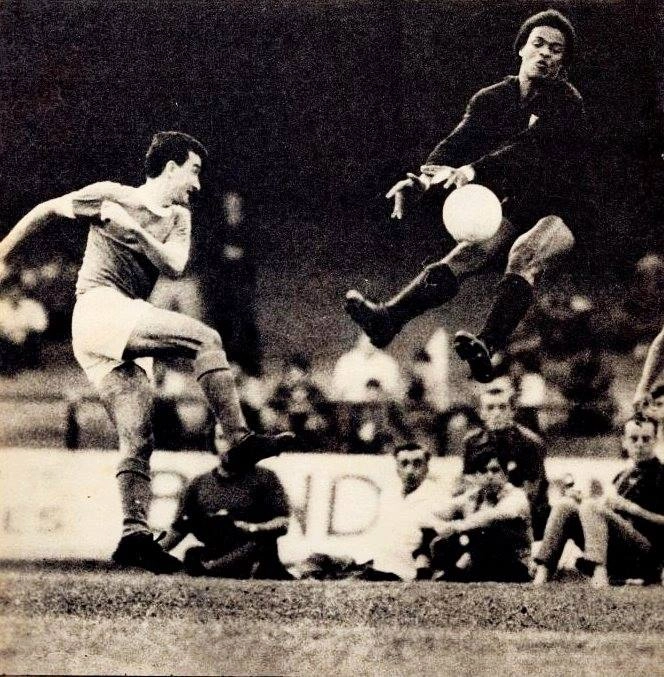 Dudu (do Palmeiras) fuzilando o goleirão Ubirajara Alcântara (do Flamengo). O último da direita é o saudoso repórter Geraldo Blota. Foto: arquivo pessoal