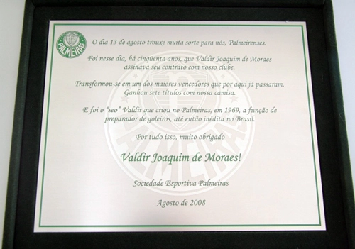 Placa que Valdir recebeu do Palmeiras em 2008 por conta dos 50 anos de sua chegada ao clube, ocorrida em 1958. Foto: Palmeiras