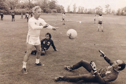 Preparação da seleção brasileira para a Copa do Mundo de 1982. Vemos Valdir Joaquim de Moraes preparando os goleiros Waldir Peres (à direita) e Paulo Sérgio. Foto: Museu da Pessoa