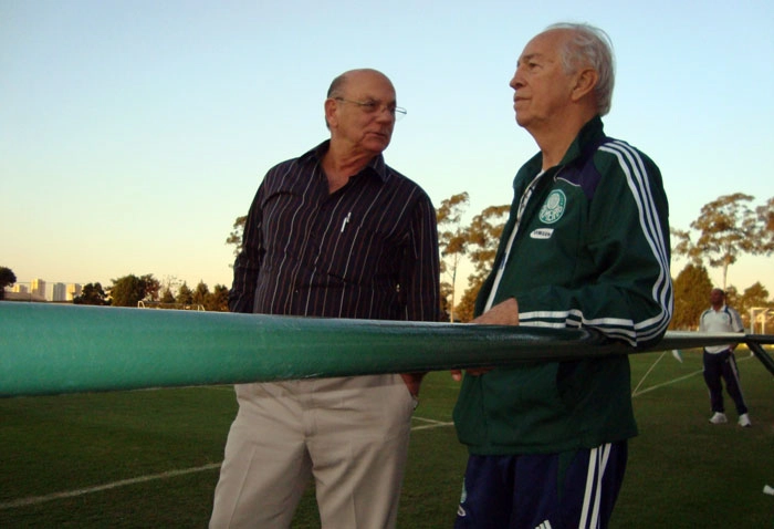 Dino Sani conversa com o Valdir Joaquim de Moraes no centro de treinamento do Palmeiras. Crédito da foto: jornalista Márcio Torvano 