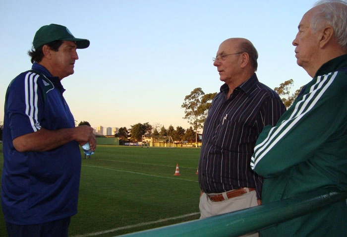 Muricy Ramalho, técnico do Palmeiras, bate um papo com os experientes Dino Sani e Valdir Joaquim de Moraes no Centro de Treinamento do Palmeiras no dia 14 de agosto de 2009. Crédito da foto: jornalista Márcio Torvano 