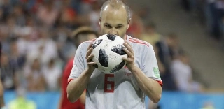 Andrés Iniesta com a bola na partida Portugal x Espanha pela Copa da Rússia