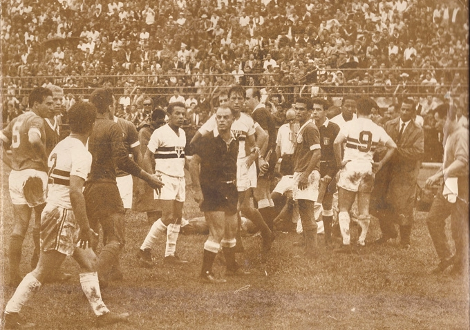 Muita chuva (repare nos uniformes enlameados dos jogadores) e confusão neste Palmeiras e São Paulo, no Paulo Machado de Carvalho. Dois jogadores estão caidos no chão (Roberto Dias e Ferrari). Da esquerda para a direita: os dois alviverdes são Valdermar Carabina e Ademir da Guia. O camisa 2 do SãoPaulo é De Sordi, depois Valdir Joaquim de Moraes, Efraim, o árbitro Albino Zanferrari, Bellini, um bandeirinha não identificado, Rinaldo, Jurandir e o centroavante são-paulino é Del Vecchio. Foto enviada por Adriana Gomes, filha de Efraim