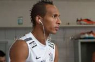 Tite poupa Alessandro e Liedson de treino do Corinthians