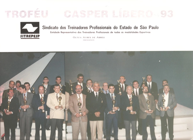 Em 1993, os premiados do Sindicato dos Treinadores Profissionais do Estado de São Paulo, sob a gestão do ex-árbitro Olten Ayres de Abreu.Da esquerda para a direita: José Silvério, Juca Kfouri, José Eduardo Mesquita Pimenta, Milton Neves, José Carlos Brunoro, Otávio Muniz (atrás),Olten Ayres de Abreu, Constantino Cury (atrás), José Roberto Guimarães, Kalef João Francisco (atrás), Valdir Joaquim de Moraes, Fernando Casal de Rey (atrás), Wanderleiy Nogueira, Fiori Giglioti e José Teixeira (parcialmente encoberto, atrás de Fiori)
