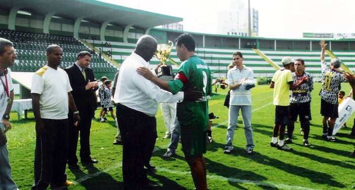 Careca recebe troféu em lembrança ao Brasileirão de 78