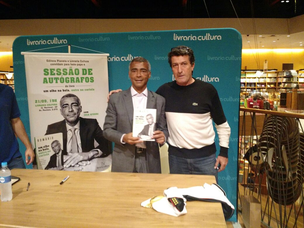 Romário e Carlos Alberto Spina, no lançamento do livro do Romário, em 2 de setembro de 2017, na Livraria Cultura, em São Paulo. Foto: Arquivo pessoal Carlos Alberto Spina