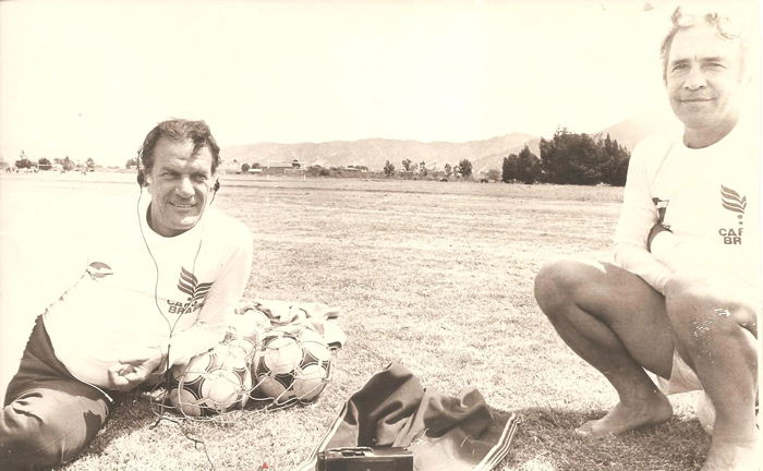 No Uruguai, o Brasil disputou o Mundialito, entre dezembro de 1980 e janeiro de 1981. O Uruguai ficou com o título, derrotando o Brasil por 2 a 1, na final. Nesta linda foto, durante um treino, Telê Santana ouvia música em seu gigantesco walk-man, recostado em um saco de bolas. Ao seu lado, o preparador de goleiro Valdir Joaquim de Moraes. Foto: arquivo de Valdir Joaquim de Moraes