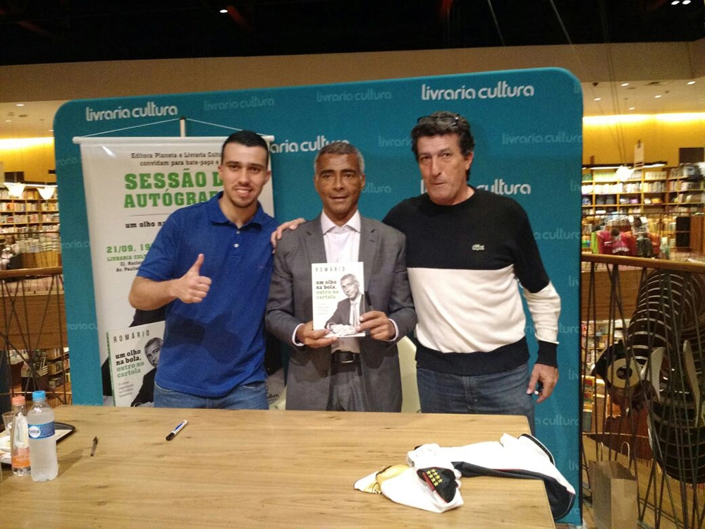 Vinícius Spina, Romário e Carlos Alberto Spina, no lançamento do livro do Romário, em 2 de setembro de 2017, na Livraria Cultura, em São Paulo. Foto: Arquivo pessoal Carlos Alberto Spina