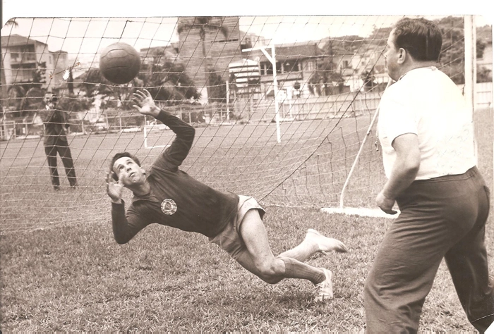 O técnico Filpo Nuñez arremessa a bola em treino do Palmeiras para Valdir Joaquim de Moraes, sem luvas. Atrás, um fotógrafo também registrou o lance. Será que alguém tem essa outra foto? Foto: arquivo de Valdir Joaquim de Moraes