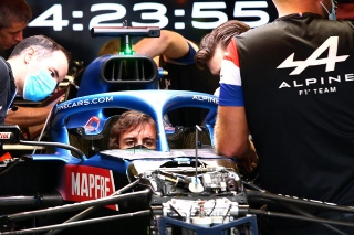 Fernando Alonso a bordo da Alpine, nos boxes da equipe francesa na pista paulistana. Foto: Beto Issa/F1/Divulgação