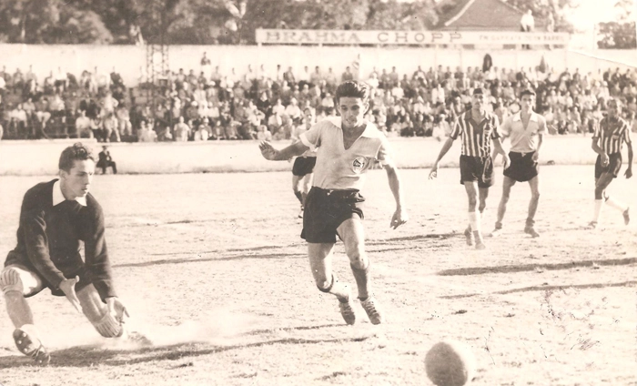 Domingo à tarde no estádio do Grêmio, em Porto Alegre, no dia 4 de  novembro de 1951. Vitória do Renner sobre o Grêmio por 2 a 0. O goleiro Valdir Joaquim de Moraes, do Renner, desliza na poeira do gramado, protegido por joelheiras de feltro, preparando-se para encaixar a bola. O gremista à sua frente é Marcondes. Os dois de camisas listradas (do Renner) são Pedro e Moreira. Foto: arquivo de Valdir Joaquim de Moraes