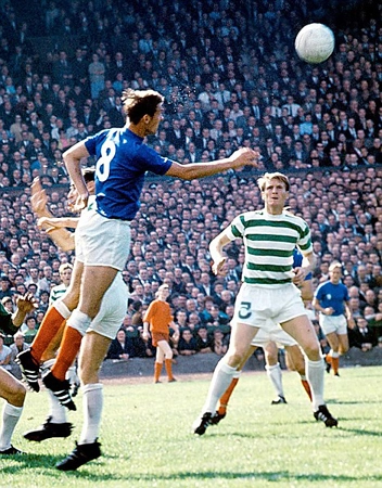 Pela tradicional equipe da Escócia, Ferguson jogou duas temporadas. Nesta imagem, em 1967, ele pula para cabecear a bola, na partida contra o maior rival Celtic. Foto: Divulgação
