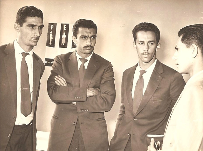 Julinho Botelho, Chico Formiga e Valdir Joaquim de Moraes com um amigo, todos elegantes em seus ternos de tergal. Foto: arquivo de Valdir Joaquim de Moraes