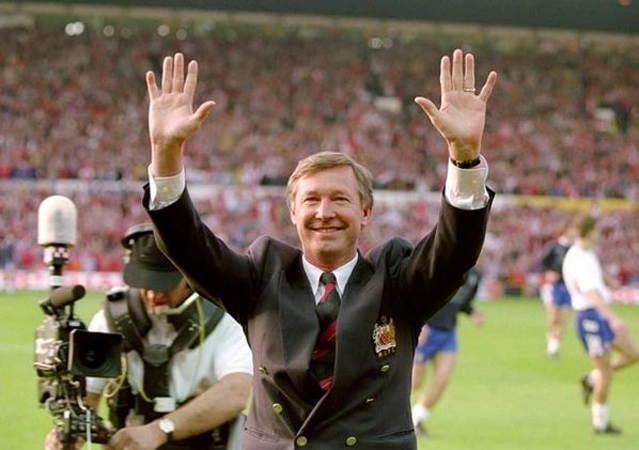 Alex Ferguson vibra com os torcedores após a conquista do primeiro Campeonato Inglês de 1993. O treinador conquistou outras onze vezes o campeonato nacional. Foto: Getty Images