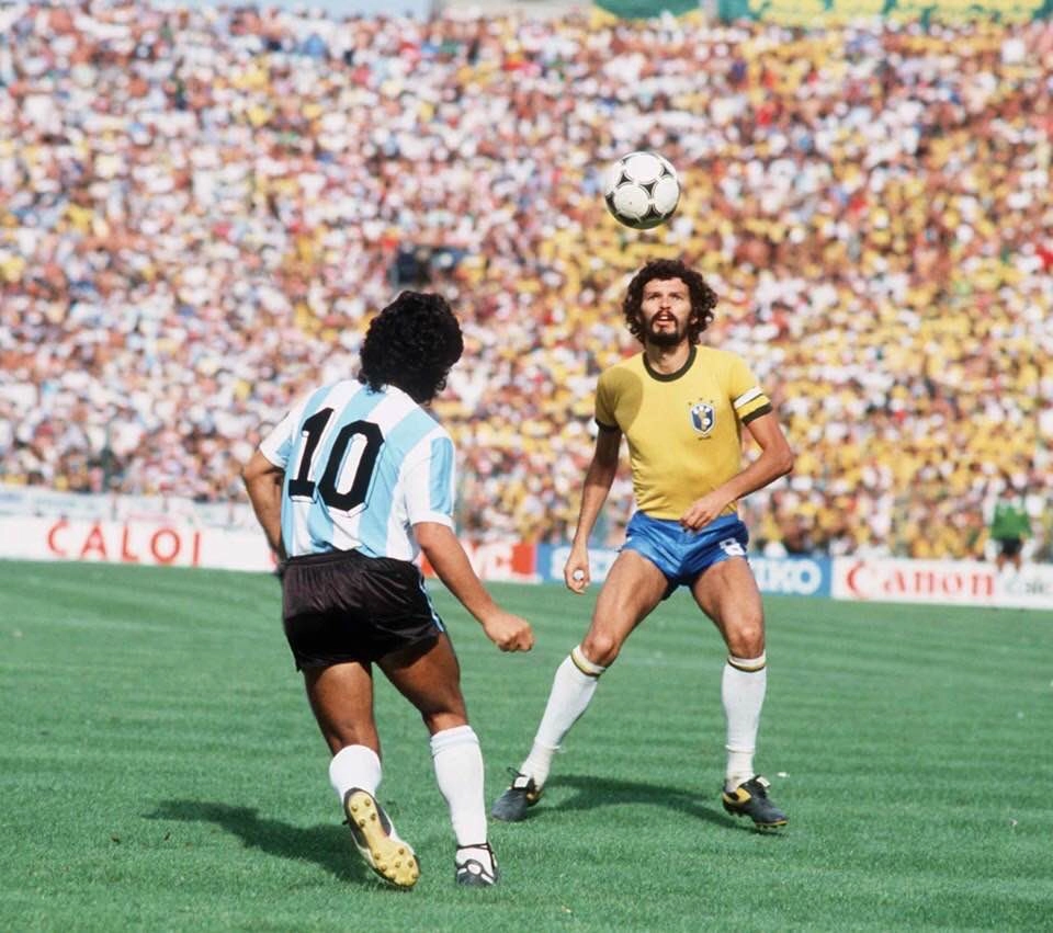 Maradona e Sócrates, dois gênios parecendo reverenciar a bola em 2 de julho de 1982, dia de Brasil 3 x 1 Argentina na Copa da Espanha, no Estádio Sarriá. Foto: Divulgação