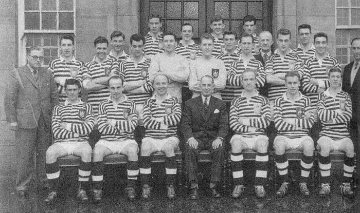 No ano de 1958, aos 16 anos, Alex Ferguson posa para a foto pelo primeiro time de sua carreira, o The Queen`s Park Foofball Club, tradicional equipe da Escócia, na época. Ferguson é o último atleta sentado. Foto: Divulgação