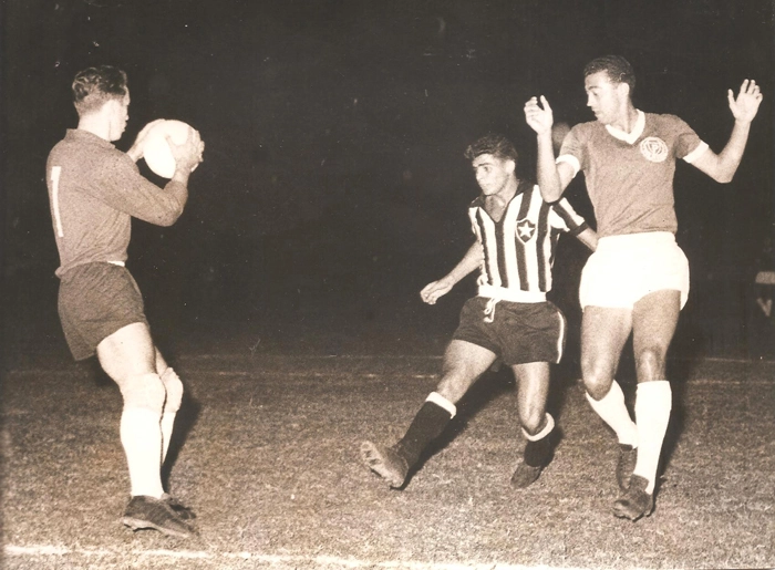 Amistoso noturno no Pacaembu, entre Palmeiras e Botafogo. A iluminação não era nenhuma maravilha... nem os flashs das câmeras fotográficas, mas a imagem é maravilhosa. Valdir Joaquim de Moraes encaixa, sem luvas. Repare na lateral acolchoada do goleiro alviverde e snas uas joelheiras. O zagueiro do Palmeiras é Aldemar, considerado um dos melhores marcadores de Pelé, que está protegendo a pequena área da investida do botafoguense Alencar. Foto: arquivo de Valdir Joaquim de Moraes