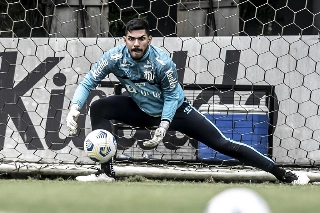 Goleiro santista tem vínculo até dezembro de 2025 e desperta interesse de outros clubes do país. Foto: Ivan Storti/Santos FC