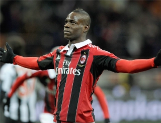 O atacante estaria motivado para encarar o primeiro desafio de sua carreira fora da Europa