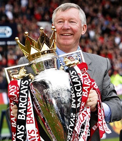 Alex Ferguson segura o troféu da Liga dos Campeões da Europa, conquistado em 2008 contra o rival Chelsea. Foto: Getty Images