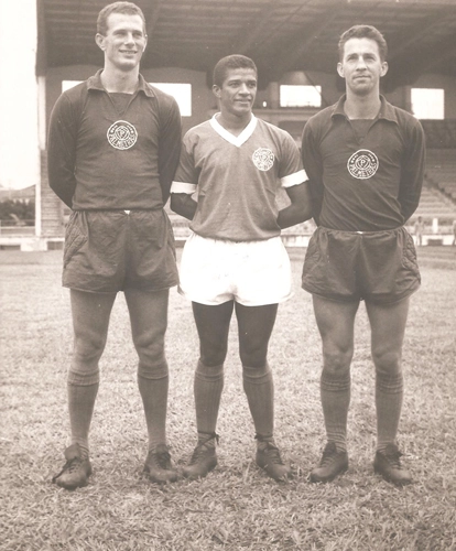 Craques alviverdes posando para foto nos anos 60. O goleiro Picasso, o clássico Tupãzinho e Valdir Joaquim de Moraes. Como era comum, os calções acolchoados dos goleiros. Repare nas pernas levemente tortas para fora do craque Tupãzinho e os cadarços de suas chuteiras, amarrados nas canelas. Foto: arquivo de Valdir Joaquim de Moraes