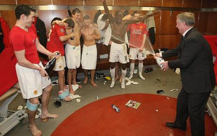 Alex Ferguson dá um banho de champagne em seus atletas no vestiário, após a conquista da Champions League. Foto: Getty Images