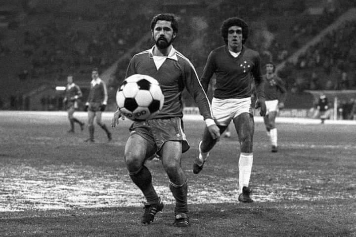 Em 23 de novembro de 1976, no Estádio Olímpico de Munique, o Bayern de Munique derrotou o Cruzeiro por 2 a 0 na primeira partida da decisão do Mundial de Clubes. Gerd Muller persegue a bola no gramado que está com neve, observado por Ozires. Ao fundo, na direita, está Wilson Piazza.
