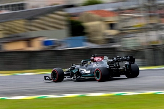 Britânico colocou mais de quatro décimos sobre Verstappen, que larga em segundo. Foto: Mercdes-AMG Petronas F1