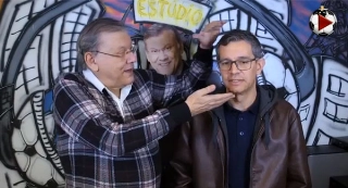 Milton "mede" o tamanho da cabeça de Frank Fortes durante a Live. Foto: Reprodução