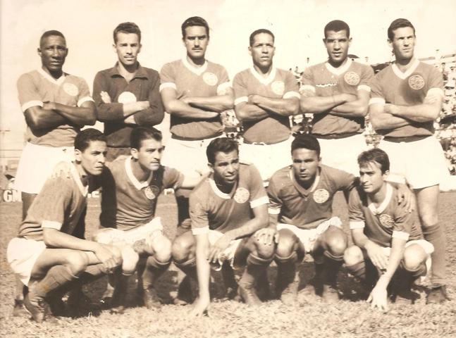 Em pé, da esquerda para a direita: Djalma Santos, Valdir Joaquim de Moraes, Valdemar Carabina, Flávio, Mané e Geraldo Scotto. Agachados: Geraldo José, Américo Murolo, Vavá, Chinesinho e Cruz. Foto: arquivo de Valdir Joaquim de Moraes