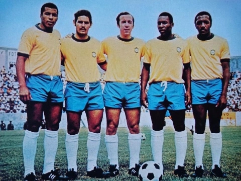Jairzinho, Rivellino, Tostão, Pelé e Paulo César Cajú, com a camisa da Seleção Brasileira, em 1970. Foto: reprodução