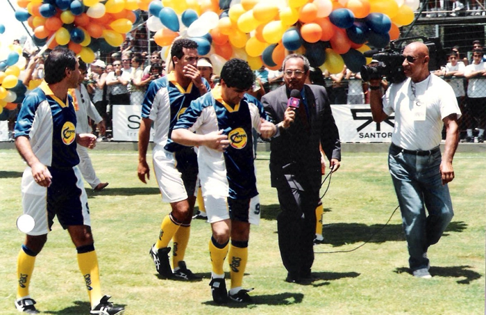 Em um jogo comemorativo, El Pibe esteve no Brasil: da esquerda para a direita, Edmar, Careca, Maradona e Luiz Ceará.